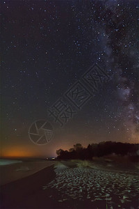 夜空与繁星和奶状的天图片