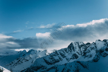 令人惊叹的雪盖山峰图片