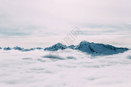 雄伟的白雪皑的山峰和云彩图片