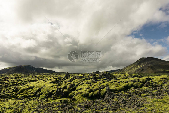 冰岛壮丽的风景群山苔藓和多云的天空图片