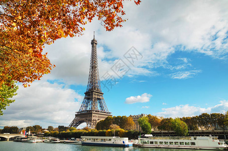 巴黎市景与著名的艾菲尔塔和塞纳河在阳图片