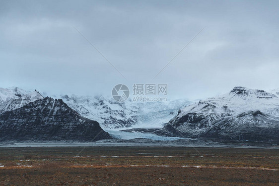 美丽的风景观雪覆盖着岩石山脉图片