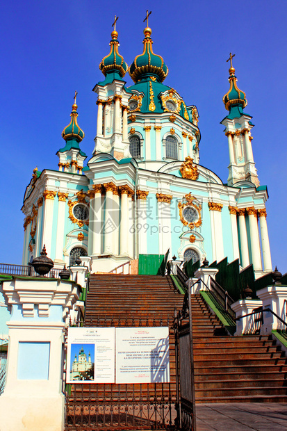 2010年春季乌克兰基辅史上美丽的圣安德鲁斯大教堂于2010年春图片