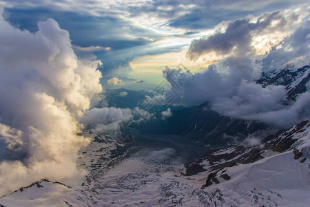 美丽的风景有惊人的景色雪盖山峰佐图片