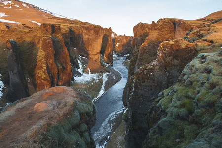 河流和岩石山fjadrarglju图片