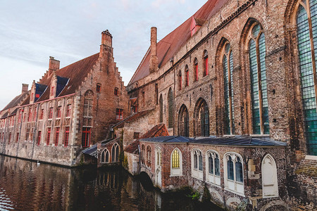 美丽的古老建筑和清凉的运河水图片