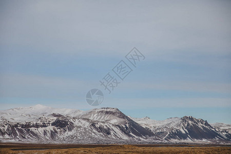 美丽的雪覆盖的山脉和平原图片