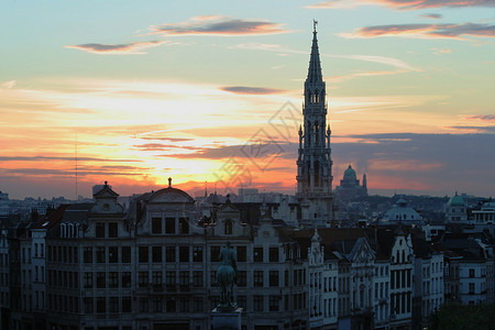 布鲁塞尔历史中心的景象与夜晚美丽的日落天空相对图片