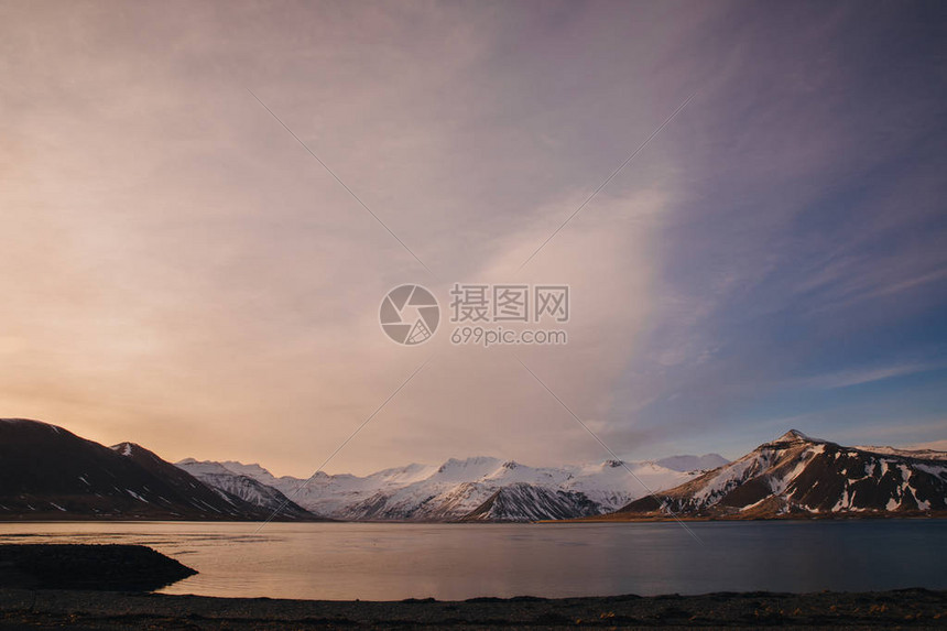 美丽的冰地景观有雪覆盖的山丘和图片