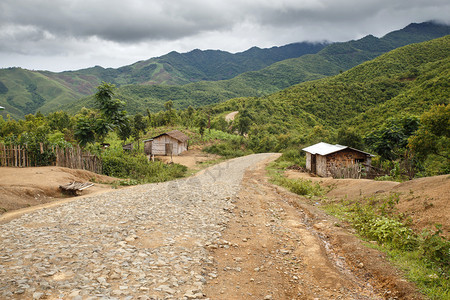 缅甸布尔马通过钦邦山区的泥土路干道领导图片