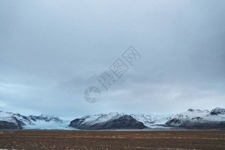 雪覆盖的岩石山脉和云层天空冰图片