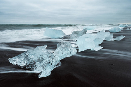 欧洲冰岛冷的大西洋黑色火山沙上的冰山旅游景点惊人背景图片