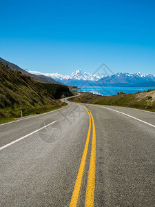 通往新西兰最高峰库克山的道路新西兰南岛奥拉基库克山公园的普卡基湖风景秀丽的高速公路在80号高速公路背景图片