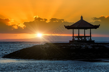 巴厘岛海滩的美丽日落图片