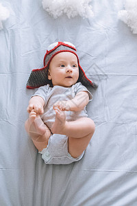 婴儿头顶上是挂着试帽的婴儿图片