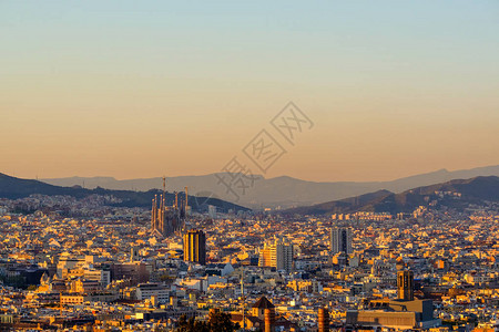 日落时的巴塞罗那城市景色忽略了蒙特朱奇Mon图片