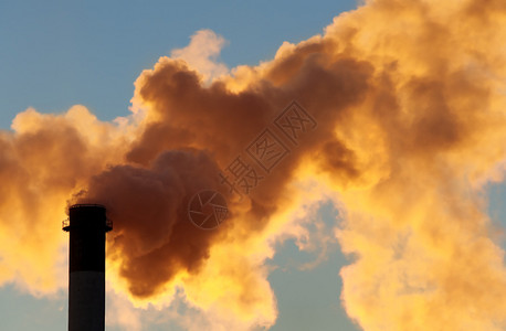 工业烟囱产生的危险有毒云烟图片