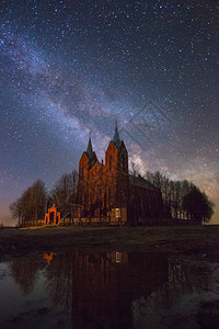 星空下的老天主教堂图片