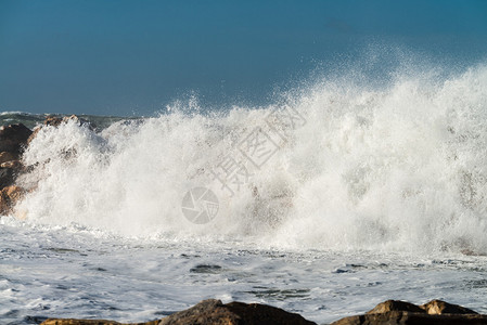 风暴海浪的强烈波图片
