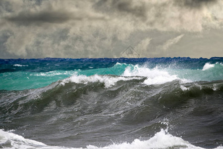 海啸热带飓风在海上大浪背景图片
