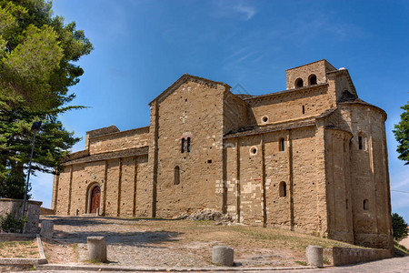 意大利里米尼圣莱奥的中世纪天主教大堂图片