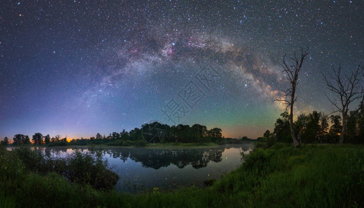 银河系在一个小森林湖上的弧线图片