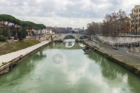 穿过意大利罗马的台伯河大桥图片