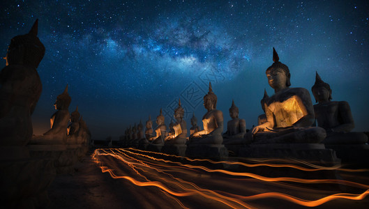 泰国人在黑暗的夜空中用佛像和银河参加Ca图片