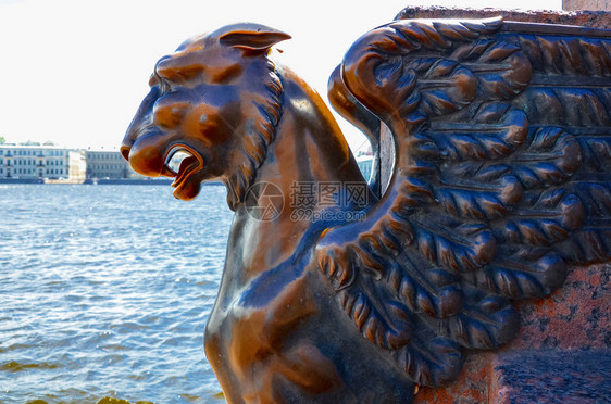 涅瓦河上狮鹫的铜雕图片