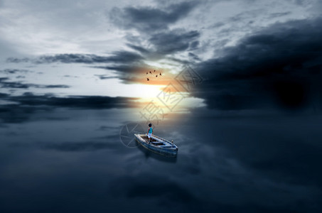 在水景海中骑着小船向幼童走去超真图片