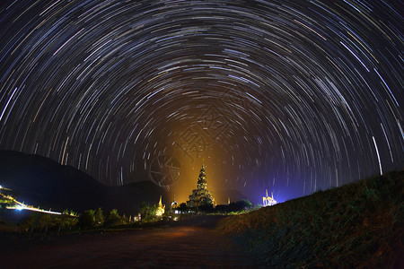 五行相生Phasornkaew寺庙的星光之夜起动帆背景