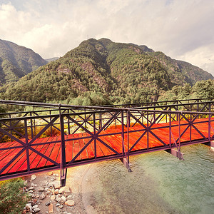 意大利阿尔卑斯山的河上大桥旧图片
