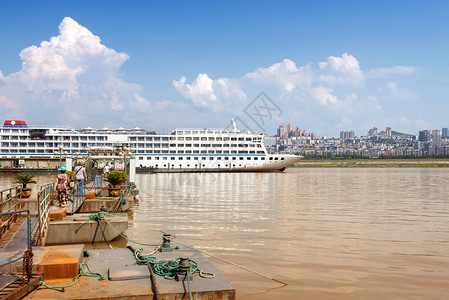 游轮停靠在重庆长江三峡图片