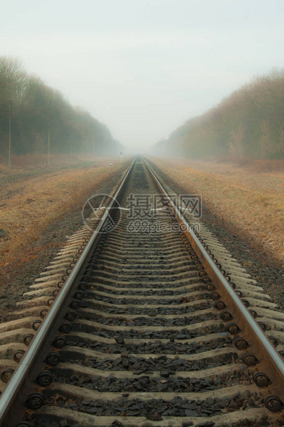 在有雾的天气早晨的铁路图片