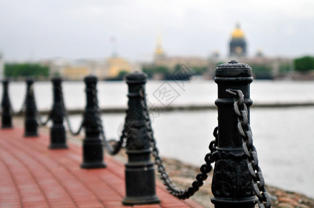 圣彼得堡码头的链式围栏图片