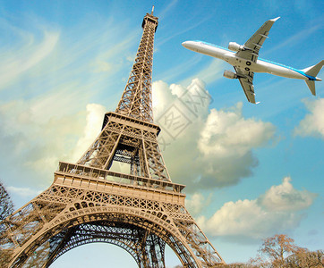 飞机越巴黎埃菲尔塔假期和旅行概图片