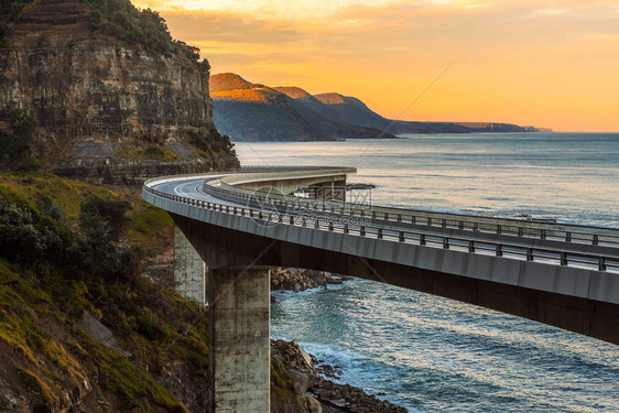 日落在澳大利亚悉尼附近的澳大利亚太平洋海岸沿的海悬崖桥图片