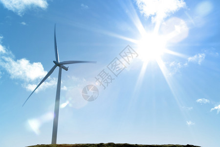 风力涡轮机和明亮的阳光图片