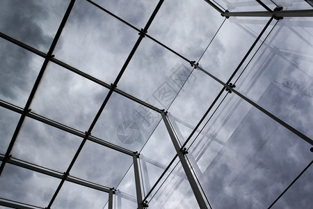 现代建筑玻璃屋顶的特写图片