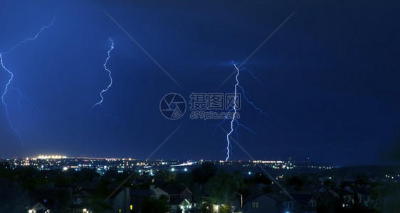 NIght天空上的闪电图片