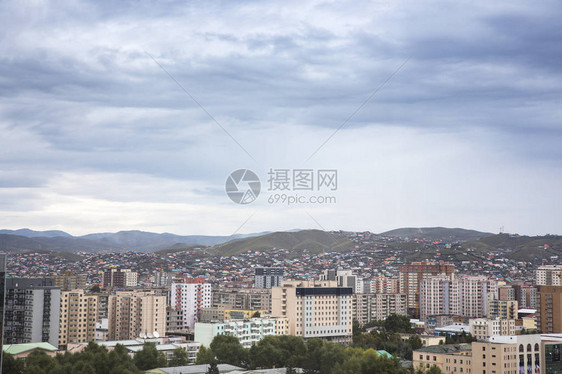 天空灰色的乌兰巴托市望向山图片