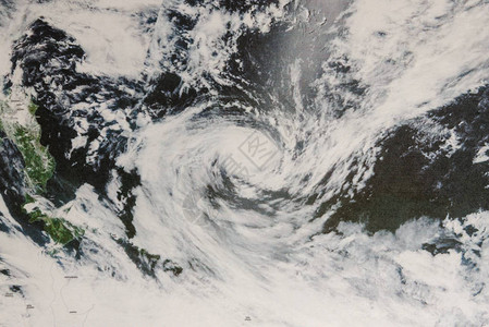 台风Wukong热带气旋眼闭合图片