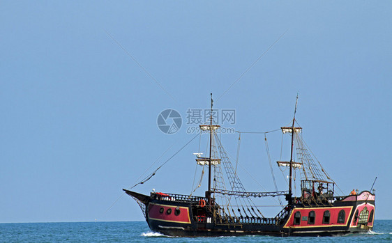 旧海盗船在海上航行以寻找图片