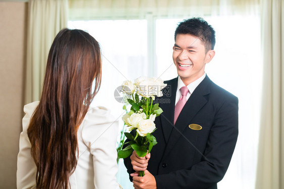 亚洲华人酒店经理董事或主管在抵达豪华或豪华大酒店时欢迎带玫图片