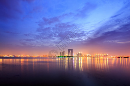 黄昏的河面与大都市图片