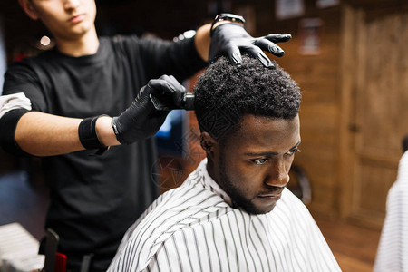 访问理发店和剪头发的非洲图片