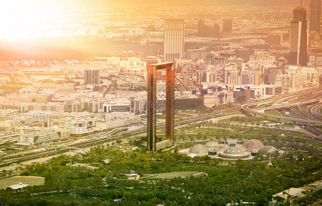 日落时与迪拜框架大背景图片
