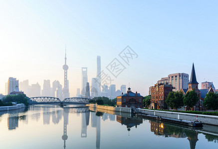 上海的地标和一座桥在岸边图片