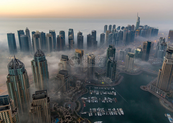 日出鸟瞰摩天大楼有雾的天气阿拉伯联合酋长国阿联图片