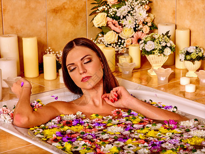 女人在浴室里用花瓣洗澡图片